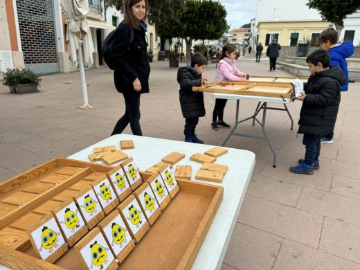 (Fotos) ‘Matinal infantil’ en la Plaça Pare Camps de Es Mercadal