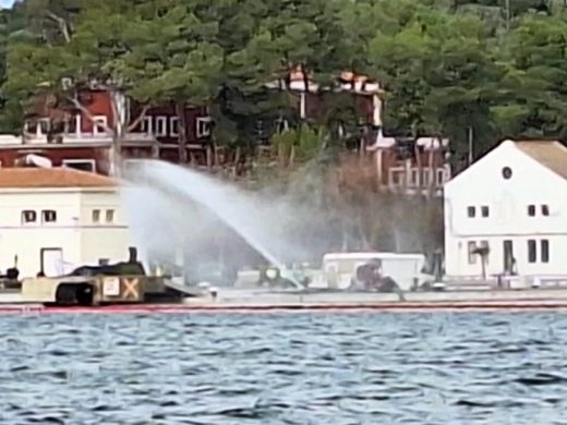 (Fotos) Simulacro de vertido de sustancias tóxicas en el puerto de Maó