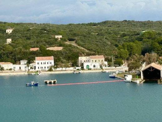 (Fotos) Simulacro de vertido de sustancias tóxicas en el puerto de Maó