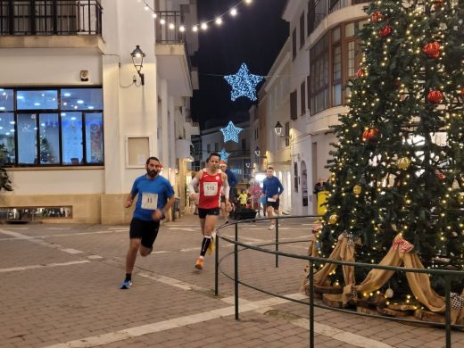 (Fotos) Ayyoub Boulfoul y Maria Pallicer ganan una divertida San Silvestre de Alaior