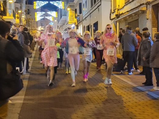 (Fotos) Ayyoub Boulfoul y Maria Pallicer ganan una divertida San Silvestre de Alaior