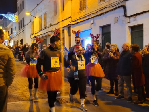 (Fotos) Ayyoub Boulfoul y Maria Pallicer ganan una divertida San Silvestre de Alaior