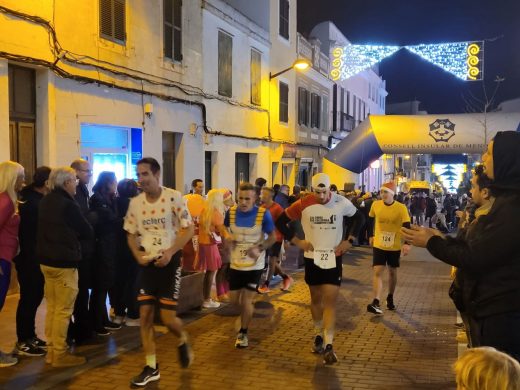 (Fotos) Ayyoub Boulfoul y Maria Pallicer ganan una divertida San Silvestre de Alaior