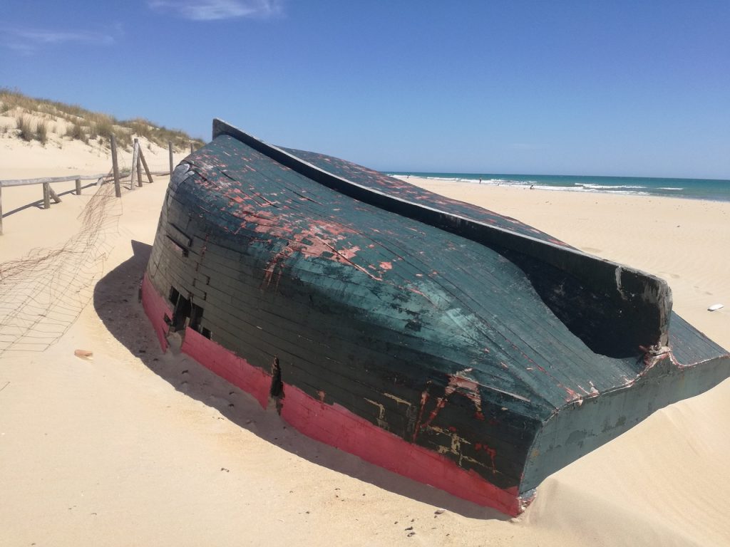 Patera abandonada en la playa