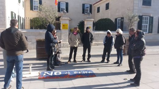 "En un dels reglaments desapareixeria el dret d'arrelament per a sol·licitants d'asil, impedint reunificar familiars que es troben en diferents països".