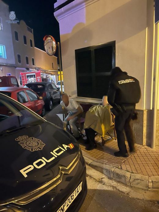 Agentes en el edificio.