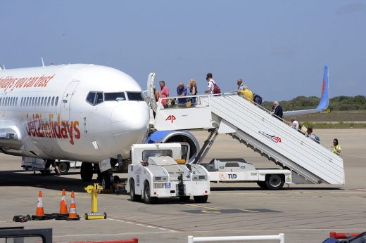 Aena prevé 600 vuelos en el aeropuerto de Menorca este fin de semana.
