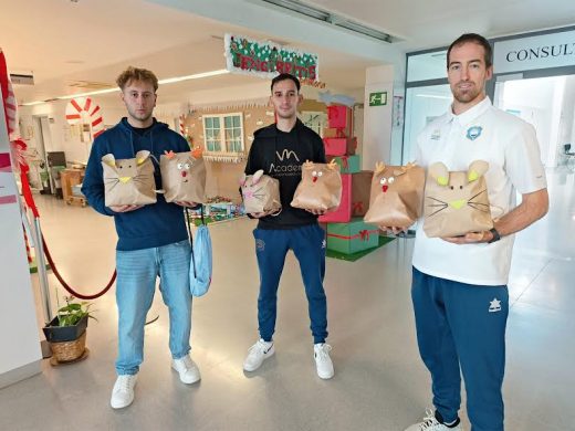 (Fotos) Jugadores del Sporting de Mahón y Sonrisa Solidaria llevan regalos a niños hospitalizados