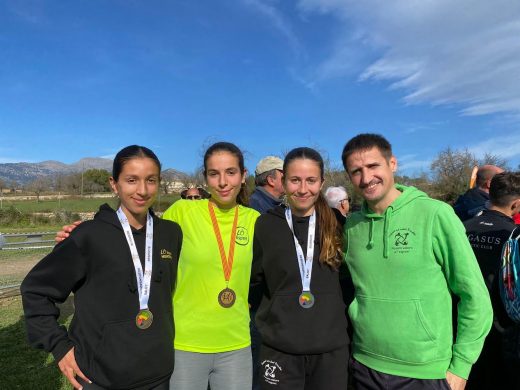 Neus Gonyalons, Gemma Gonyalons y Clara Allès junto a su entrenador, Miguel Quesada.