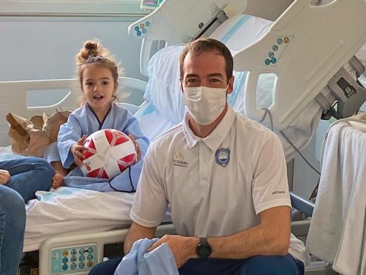 (Fotos) Jugadores del Sporting de Mahón y Sonrisa Solidaria llevan regalos a niños hospitalizados