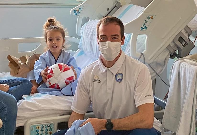 Jugadores del Sporting de Mahón junto a la asociación Sonrisa Solidaria llevan obsequios a la planta de pediatría