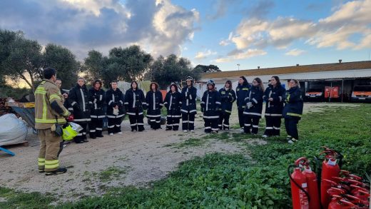 Profesores de Es Castell se preparan en prevención de incendios con el apoyo de bomberos