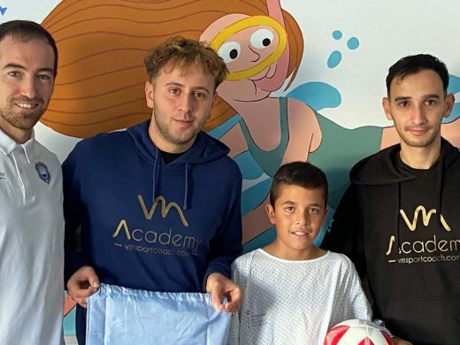 (Fotos) Jugadores del Sporting de Mahón y Sonrisa Solidaria llevan regalos a niños hospitalizados