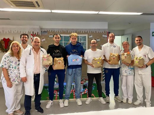 (Fotos) Jugadores del Sporting de Mahón y Sonrisa Solidaria llevan regalos a niños hospitalizados