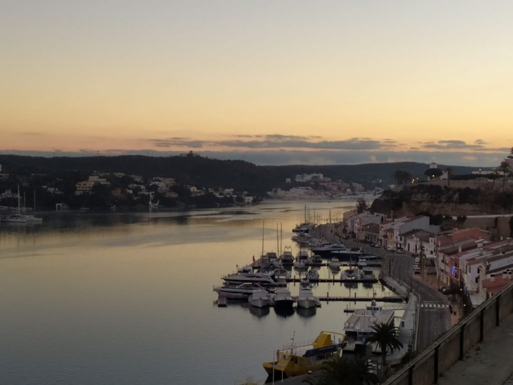 Amaneciendo en el puerto de Maó (Foto: EA)