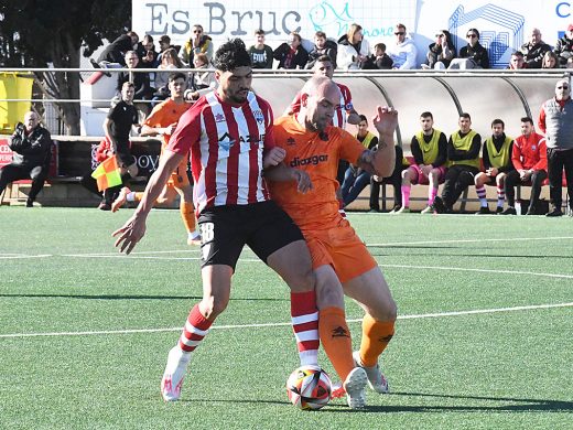 (Fotos) Un tempranero gol de Marc Esteve sentencia al Mercadal ante el Platges de Calvià (0-1)