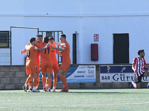 (Fotos) Un tempranero gol de Marc Esteve sentencia al Mercadal ante el Platges de Calvià (0-1)