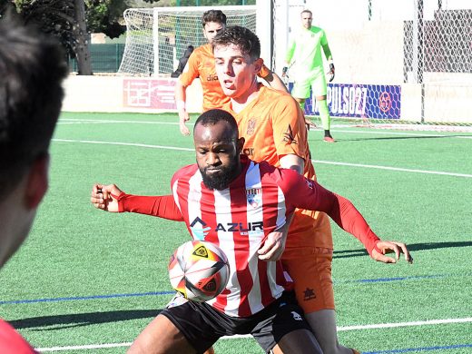 (Fotos) Un tempranero gol de Marc Esteve sentencia al Mercadal ante el Platges de Calvià (0-1)