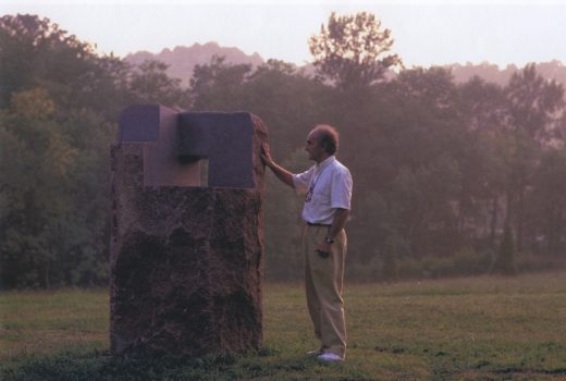 Eduardo Chillida con "Lo profundo es el aire" (Foto: Jordi Belver)