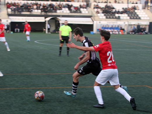 (Fotos) Raúl Pons salva un punto para el Alaior en el último suspiro