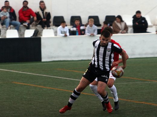 (Fotos) Raúl Pons salva un punto para el Alaior en el último suspiro