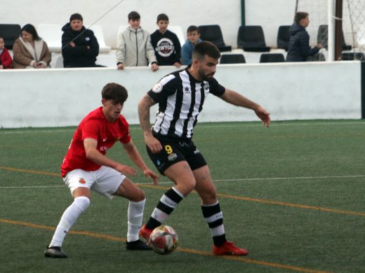 (Fotos) Raúl Pons salva un punto para el Alaior en el último suspiro