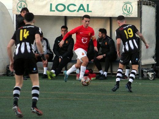 (Fotos) Raúl Pons salva un punto para el Alaior en el último suspiro