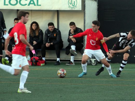 (Fotos) Raúl Pons salva un punto para el Alaior en el último suspiro