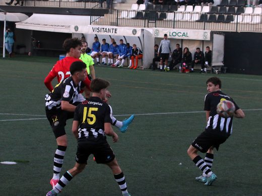 (Fotos) Raúl Pons salva un punto para el Alaior en el último suspiro