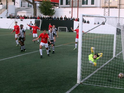 (Fotos) Raúl Pons salva un punto para el Alaior en el último suspiro