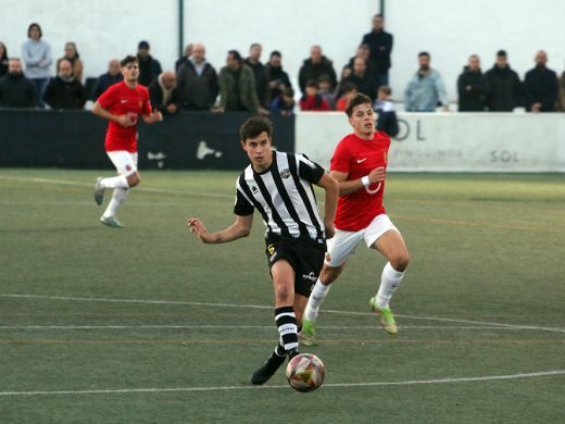 (Fotos) Raúl Pons salva un punto para el Alaior en el último suspiro