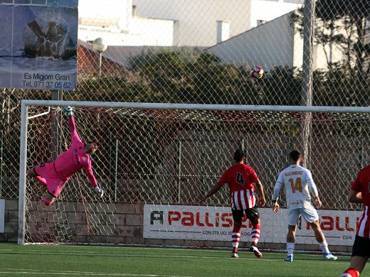 (Fotos) Un mal primer tiempo deja KO al Mercadal (0-2)