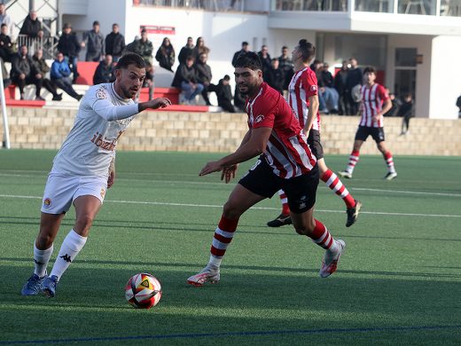 (Fotos) Un mal primer tiempo deja KO al Mercadal (0-2)