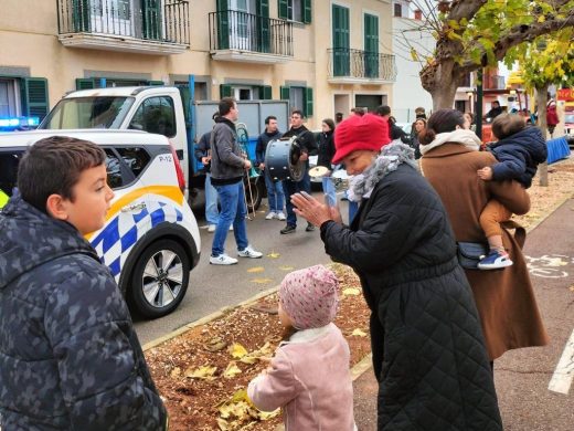 (Fotos) Los Reyes Magos acaban su recorrido por Menorca repartiendo regalos en Sant Lluís