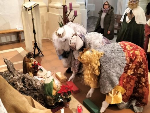 (Fotos) Los Reyes Magos acaban su recorrido por Menorca repartiendo regalos en Sant Lluís