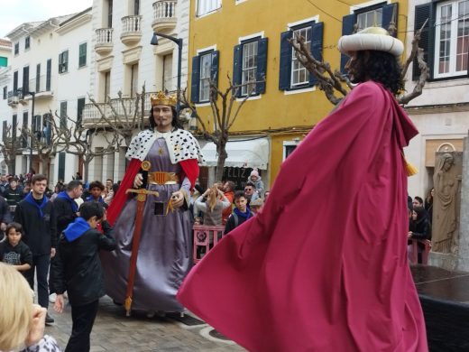 (Fotos) Las ‘beneïdes’ llenan de vida las calles de Maó