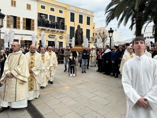 (Fotos y vídeos) Ciutadella revive su historia con los ‘tres tocs’ en el día de Sant Antoni