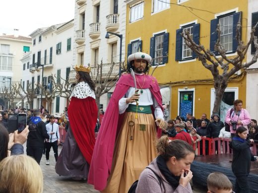 (Fotos) Las ‘beneïdes’ llenan de vida las calles de Maó