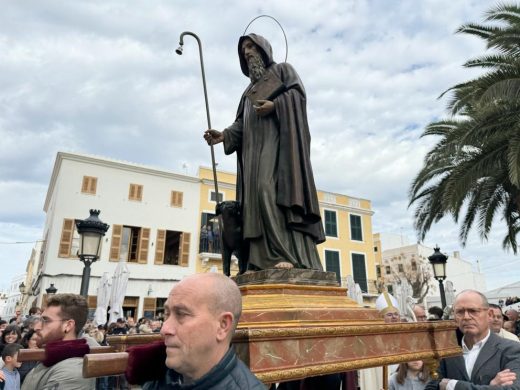 (Fotos y vídeos) Ciutadella revive su historia con los ‘tres tocs’ en el día de Sant Antoni