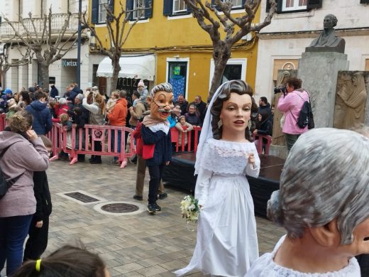 (Fotos) Las ‘beneïdes’ llenan de vida las calles de Maó