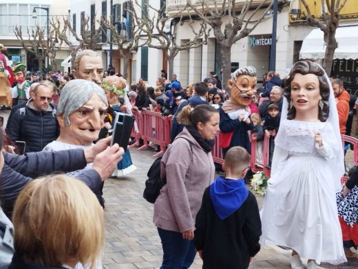 (Fotos) Las ‘beneïdes’ llenan de vida las calles de Maó