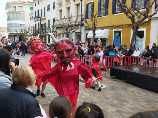 (Fotos) Las ‘beneïdes’ llenan de vida las calles de Maó