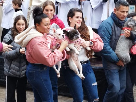 (Fotos) Las ‘beneïdes’ llenan de vida las calles de Maó