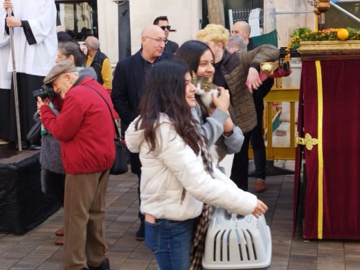 (Fotos) Las ‘beneïdes’ llenan de vida las calles de Maó