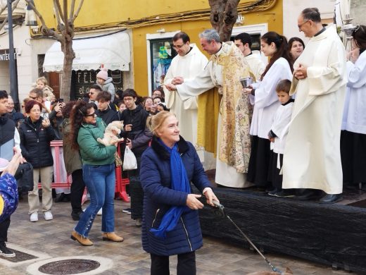 (Fotos) Las ‘beneïdes’ llenan de vida las calles de Maó