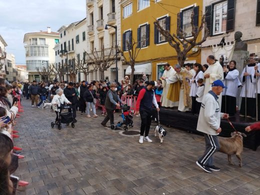 (Fotos) Las ‘beneïdes’ llenan de vida las calles de Maó