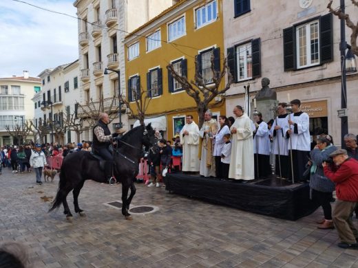 (Fotos) Las ‘beneïdes’ llenan de vida las calles de Maó