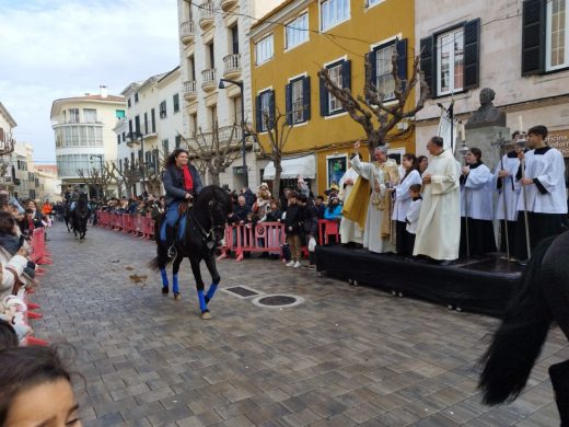 (Fotos) Las ‘beneïdes’ llenan de vida las calles de Maó