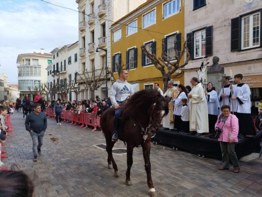 (Fotos) Las ‘beneïdes’ llenan de vida las calles de Maó