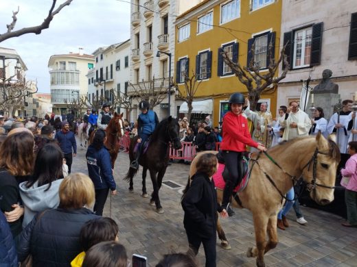 (Fotos) Las ‘beneïdes’ llenan de vida las calles de Maó